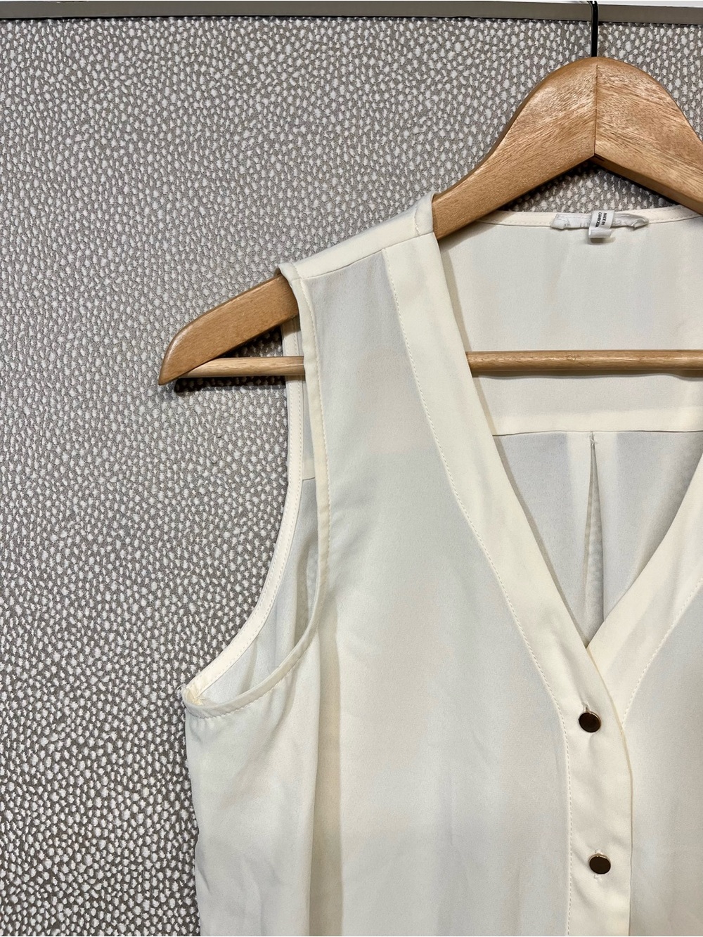 M Maurices Sleeveless V-Neck Cream Button-Front Women's Top - Picture 2 of 5